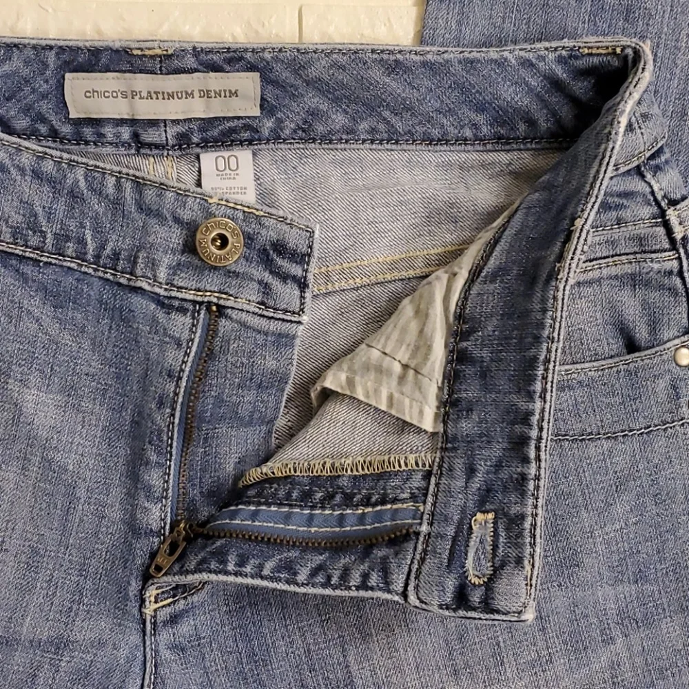 Chicos Platinum Denim Blue Jean Capris NWOT - Picture 5 of 15